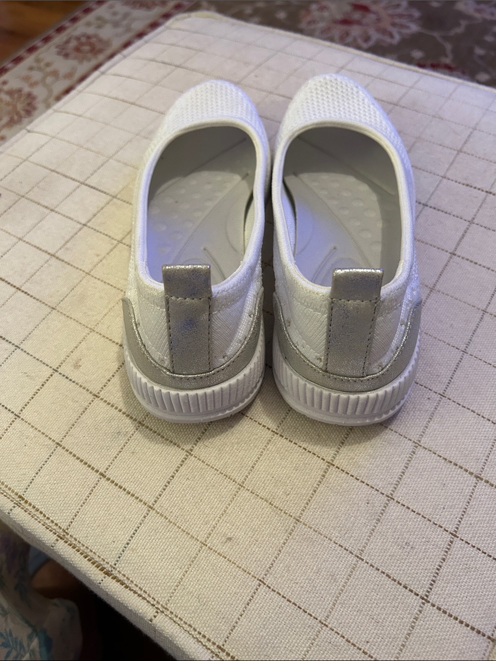 Easy Spirit Glitz White Slip-On Knit Flats - Picture 2 of 7